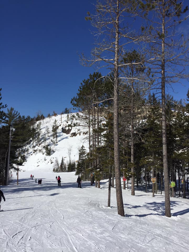 Val Saint-Côme - Skieurs et planchistes profitent de la relâche scolaire Val Saint-Côme - Skieurs et planchistes profitent de la relâche scolaire